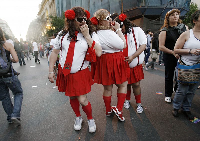 ALREDEDOR DE 50.000 PERSONAS MARCHAN POR EL ORGULLO GAY EN BUENOS AIRES