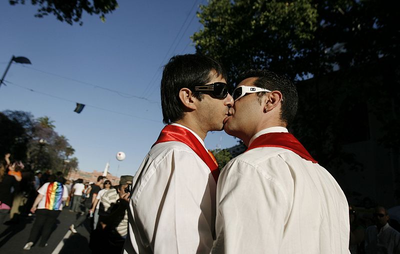 ALREDEDOR DE 50.000 PERSONAS MARCHAN POR EL ORGULLO GAY EN BUENOS AIRES