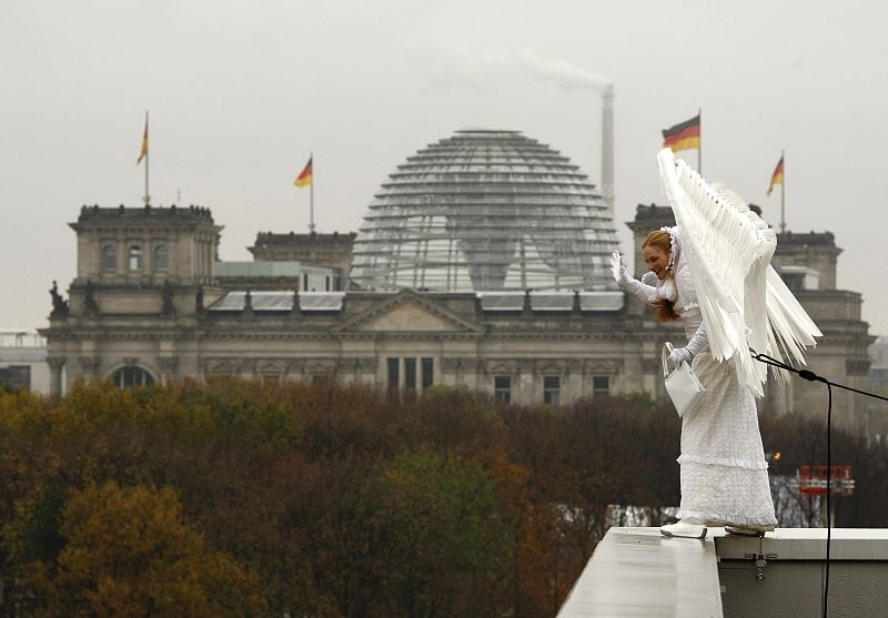 Dentro del programa de actos de la Fiesta de la Libertad, ocho actores han representado "Ángeles sobre Berlín" para simbolizar el destino de muchos berlineses que no pudieron cruzar el Muro.