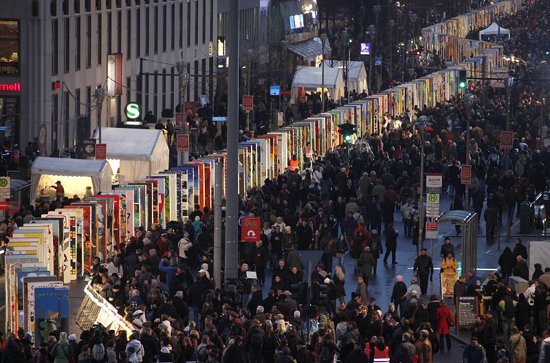 Cientos de personas se reúnen cerca de la Postdamer Platz para contemplar el dominó gigante que ocupa el lugar del extinto Muro de Berlín.