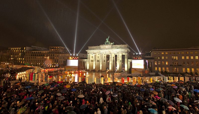 Miles de personas esperan el comienzo del 'Festival de la unidad de Alemania', frente a la Puerta de Brandenburgo