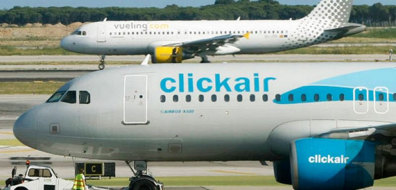 Aviones de Clickair y Vueling en el aeropuerto del Prat de Barcelona.