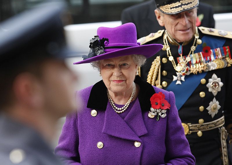 La reina británica, Isabel II, acude junto al Principe Felipe al oficio religioso en la Abadía de Westminster en Londres.