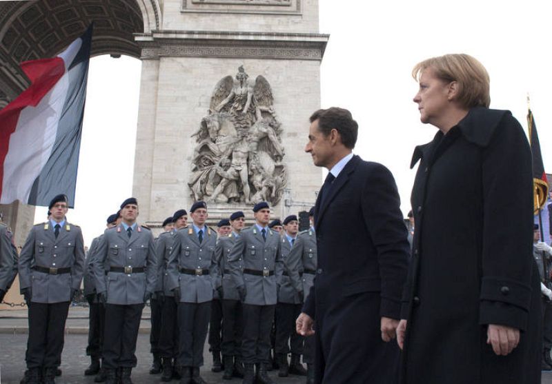 Sarkozy y Merkel revisan las tropas ante el Arco del Triunfo parisino.
