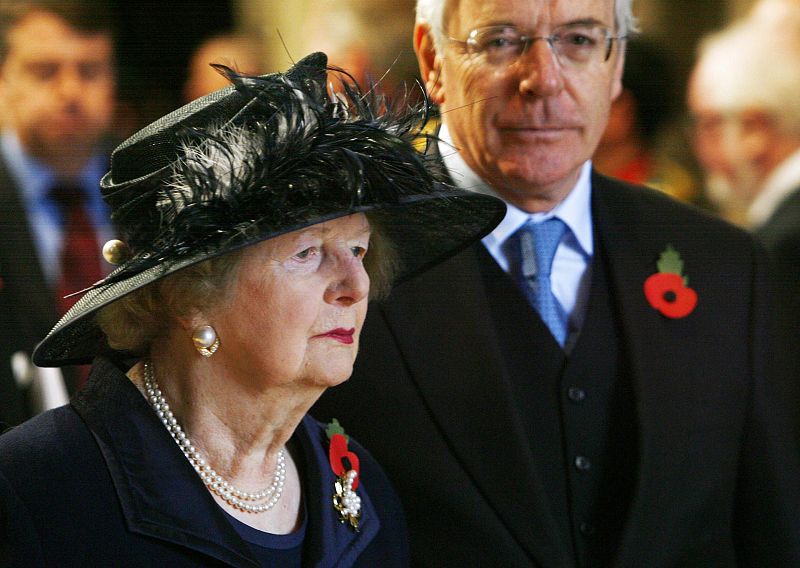 La exprimera ministra británica, Margaret Thatcher, y su sucesor en el cargo, John Major, asisten al oficio religioso en la Abadía de Westminster en Londres