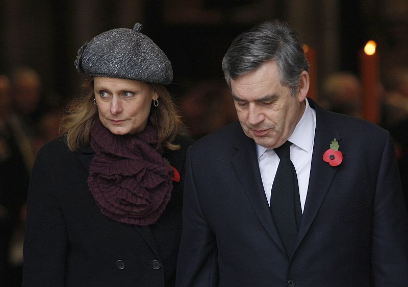 El primer ministro británico, Gordon Brown, y su esposa, abandonan el oficio religioso en el que se ha conmemorado el Día del Armisticio.