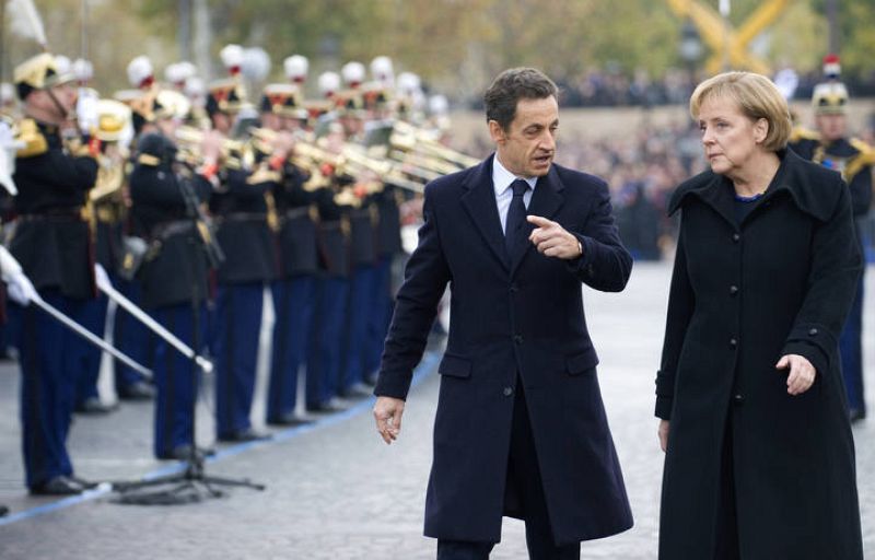 La canciller Angela Merkel es la primera líder alemana que asiste a la ceremonia del Día del Armisticio en París.