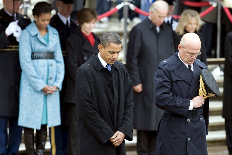 El presidente estadounidense Barack Obama y el general de brigada Karl Horst permanecen en silencio tras realizar una ofrenda floral ante la Tumba del Soldado Desconocido en el Cementerio Nacional de Arlington, cerca de Washington.