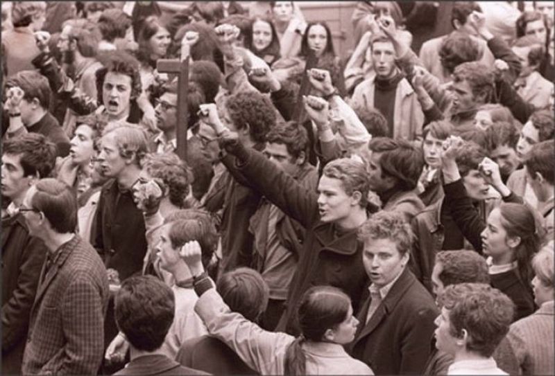 Y es que Nicolás también fue joven y revolucionario. Por eso acompañó al que ahora es su rival político, Daniel Cohn Bendit, en los incidentes de La Sorbona en mayo del 68.