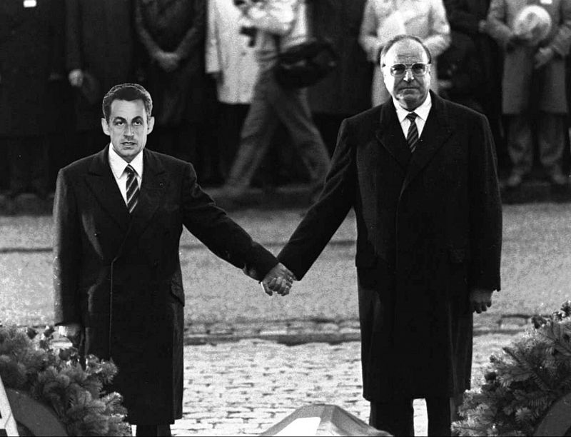 Más allá de los besos y abrazos que se da ahora con Merkel, Sarkozy ya inició la amistad con el canciller Kohl como demuestra esta imagen manipulada de 1984.