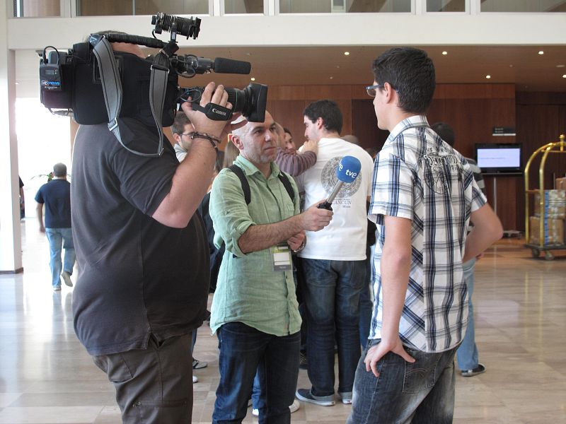 Daniel Seseña, presentador del programa de TVE Cámara Abierta, a la caza de los blogueros que llegaban al EBE.