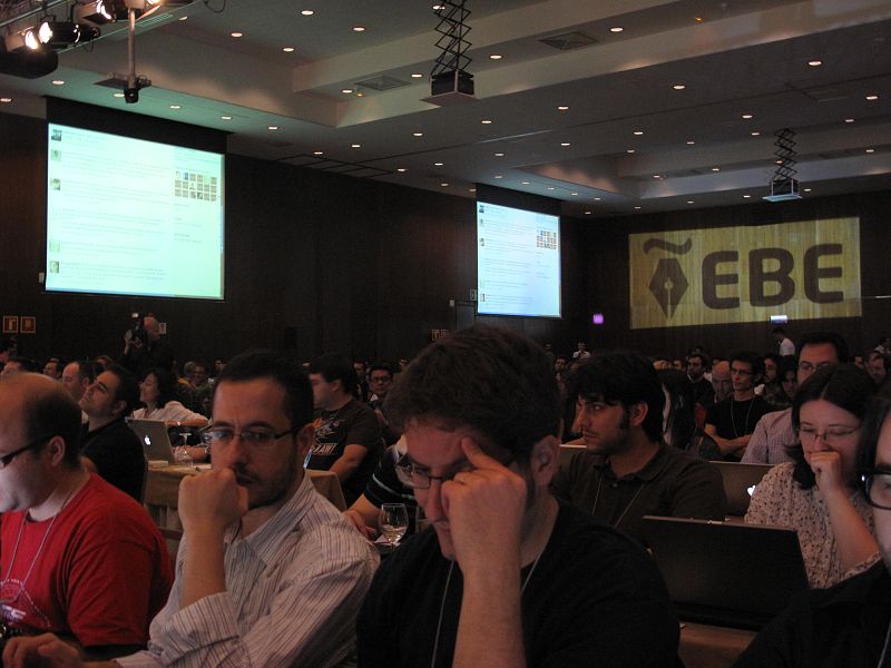 Los blogueros durante la conferencia inaugural del Evento Blog