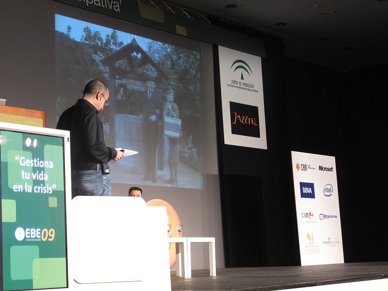 Alfonso Alcántara se ha ganado a los asistentes con humor. Con ejemplos como un vídeo de Benny Hill ha ilustrado su charla sobre cómo usar la Red en la búsqueda de empleo.