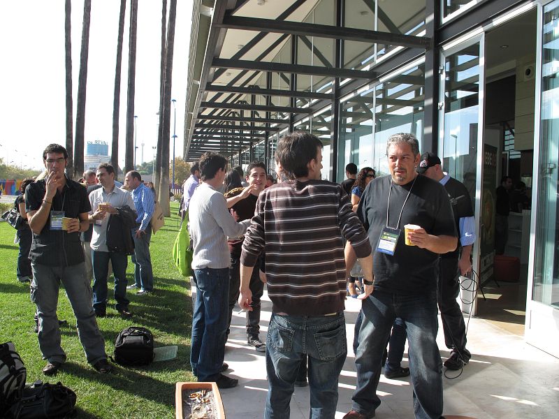 En la mañana del sábado también ha habido tiempo para el café, momento en el que los asistentes aprovechan para ponerse cara a sus nicknames