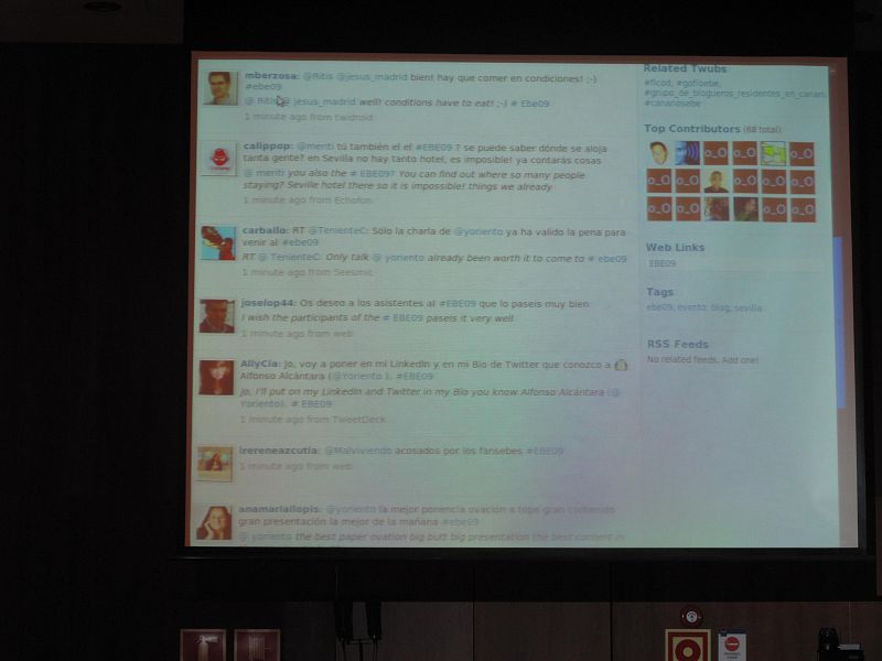 En la sala de conferencias pantallas proyectan los mensajes en Twitter que hacen referencia al Evento. El microblogging ha desplazado al tradicional blog en esta edición.