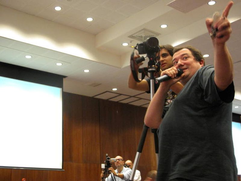 Jonan, de Pixelydixel.com coloca a los asistentes al EBE para la macrofoto de grupo, una panorámica que recorre el salón de punta a punta.