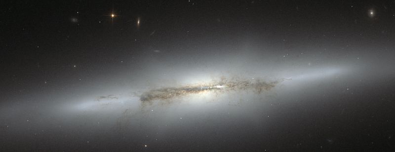 Uno de los muchos misterios que encierra el universo son las protuberancias que existen en los centros de las galaxias espirales, un fenómeno que desconcierta a los astrónomos. Esta nueva imagen de la NGC 4710 captada por el Hubble logra captar estos