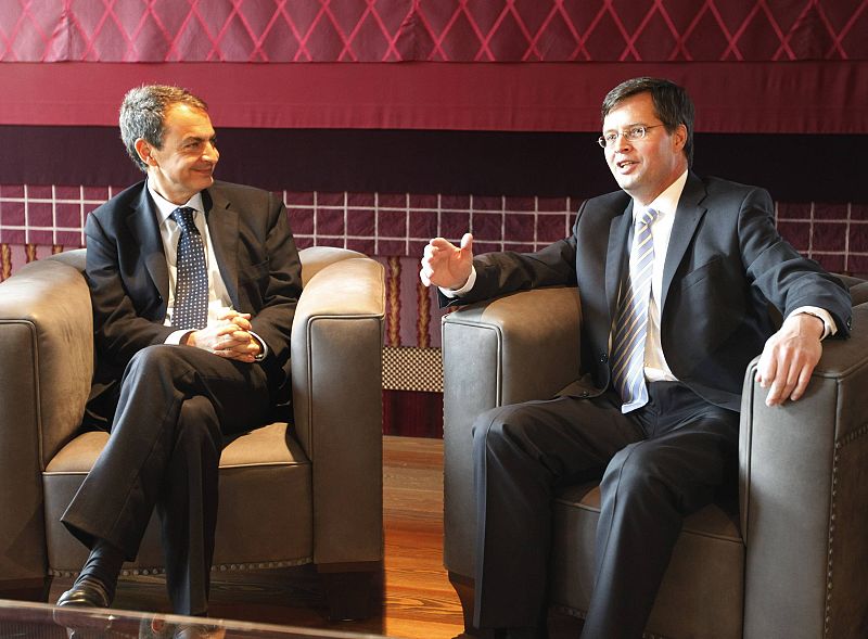 Dutch Prime Minister Balkenende speaks with his Spanish counterpart  Zapatero at the Catshuis in The Hague