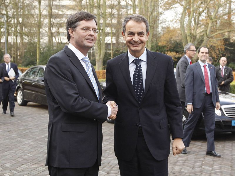 Dutch Prime Minister Balkenende welcomes his Spanish counterpart  Zapatero at the Catshuis in The Hague