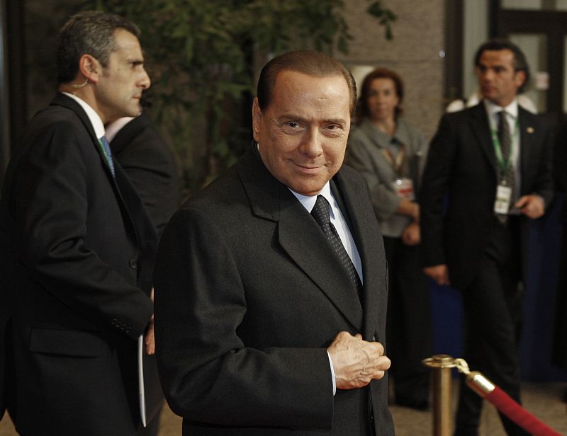 Silvio Berlusconi ha posado para las fotógrafos a su llegada a Bruselas.