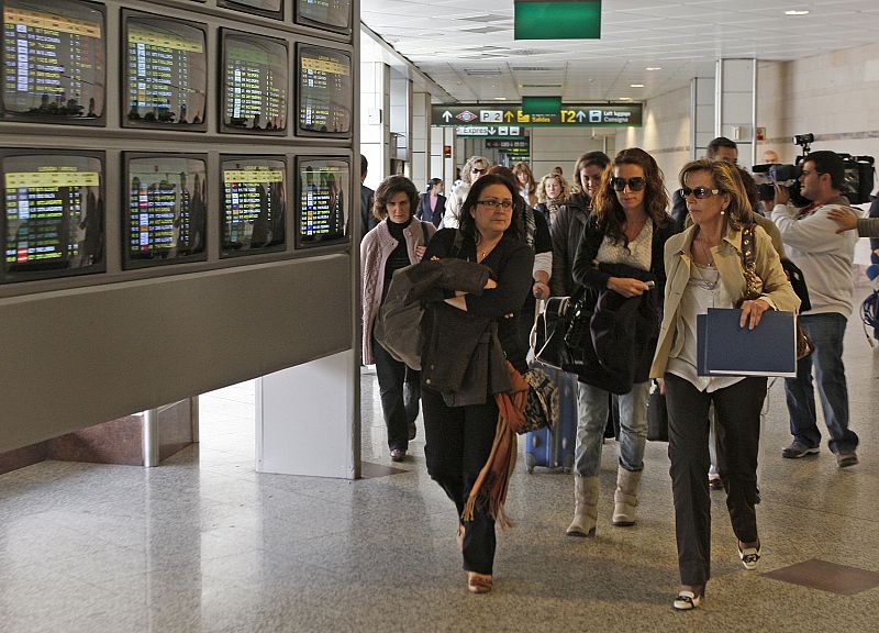 Familiares de los tripulantes gallegos del "Alakrana", a su llegada al aeropuerto de Madrid-Barajas.