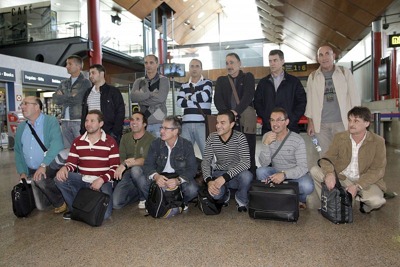 Los miembros de la tripulación de refresco del "Alakrana", momentos antes de iniciar su viaje.