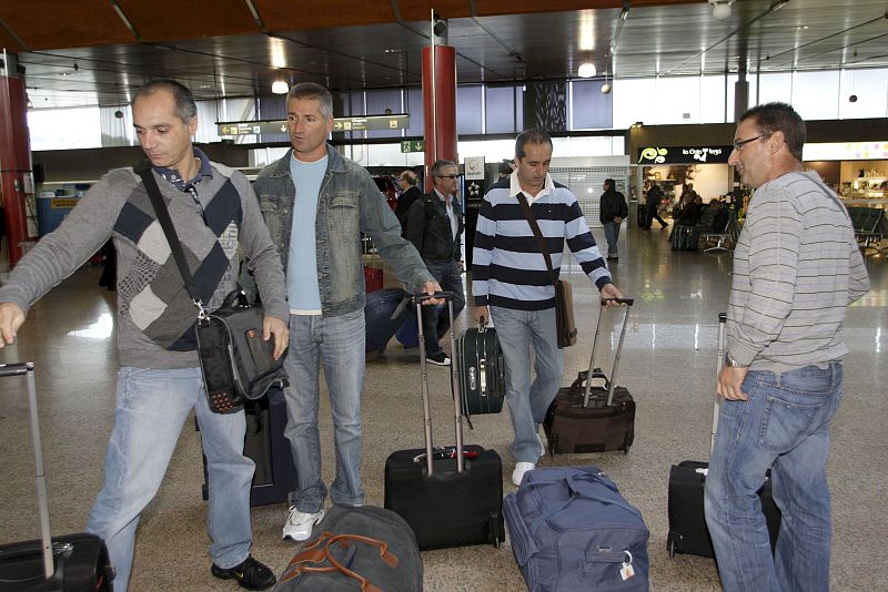 Miembros de la tripulación de refresco del "Alakrana" viajan desde Vigo a Seychelles, vía París, para sustituir a los marineros del atunero liberados el pasado martes tras el secuestro que sufrieron a manos de piratas somalíes.