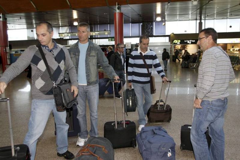Miembros de la tripulación de refresco del "Alakrana" viajan desde Vigo a Seychelles, vía París, para sustituir a los marineros del atunero liberados el pasado martes tras el secuestro que sufrieron a manos de piratas somalíes. 