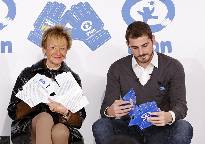 Fernández de la Vega, e Iker Casillas, embajador de "Paremos la pobreza infantil", en la presentación de la campaña "No puedo votar, pero tengo una voz"