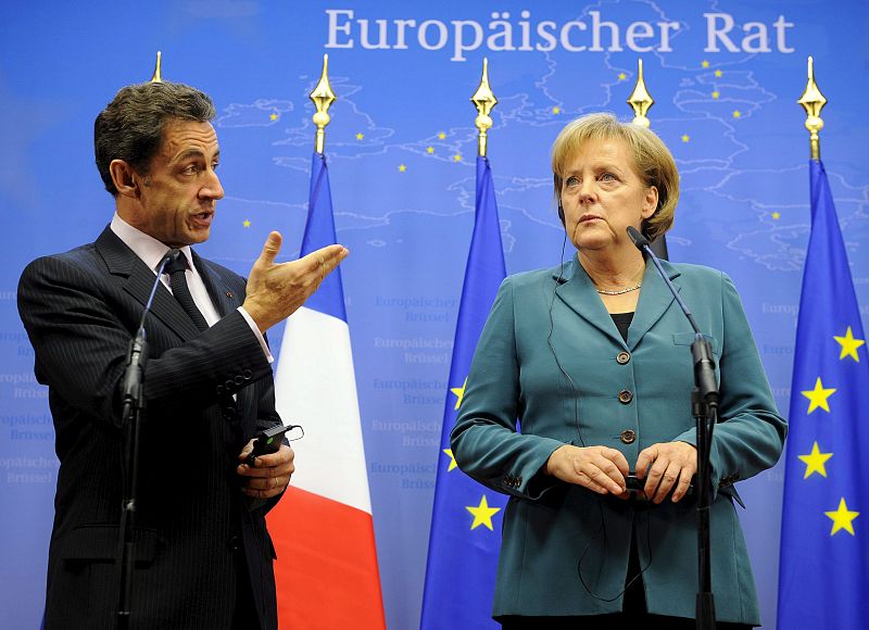 El presidente francés, Nicolás Sarkozy y la canciller alemana, Angela Merkel, comparecen en una rueda de prensa con motivo de la reunión de líderes de la Unión Europea, en Bruselas.