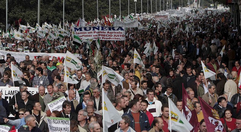 MILES DE AGRICULTORES SE MANIFIESTAN EN MADRID POR LA CRISIS DEL CAMPO