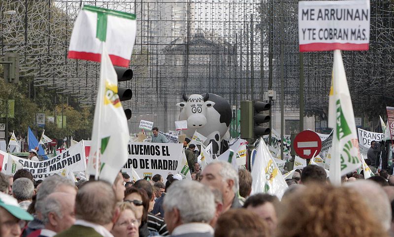 MILES DE AGRICULTORES SE MANIFIESTAN EN MADRID POR LA CRISIS DEL CAMPO