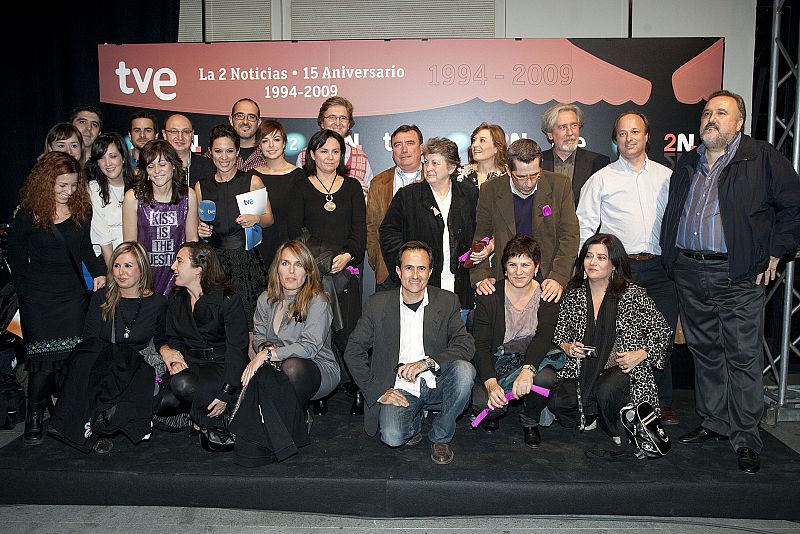 Foto de familia de La 2 Noticias: varias generaciones de profesionales que han pasado por el informativo.