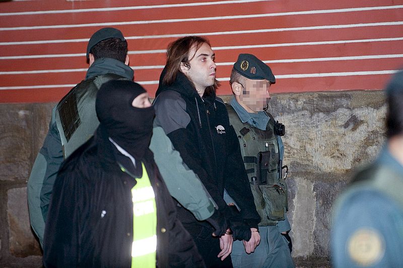 Los agentes han realizado también más de una treintena de registros en pisos y locales.