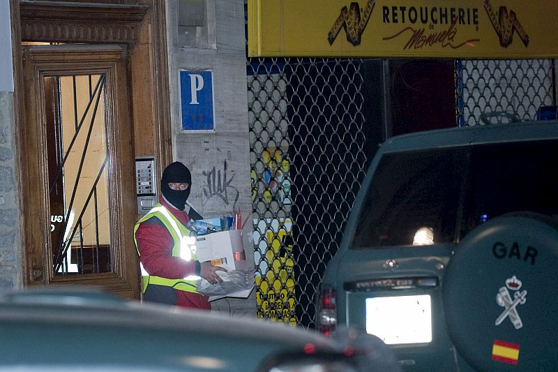 Agentes de la Guardia Civil trasladan esta madrugada en Vitoria material incautado en la operación contra Segi.