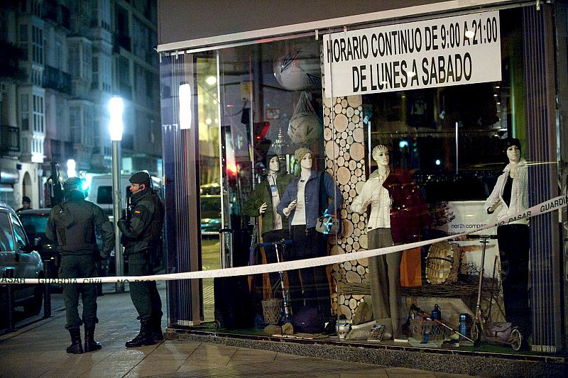 Agentes de la Guardia Civil vigilan el desarrollo de la operación en Vitoria.