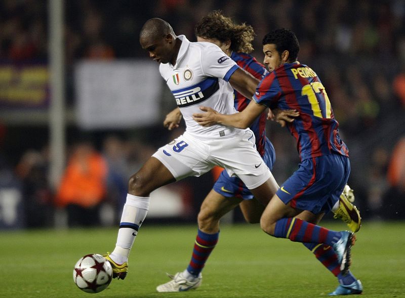 Samuel Eto'o intenta zafarse de Pedro en su regreso al Camp Nou.