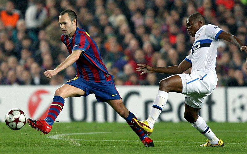 El centrocampista del FC Barcelona Andrés Iniesta avanza con el balón perseguido por el delantero camerunés del Inter de Milan Samuel Eto'o.