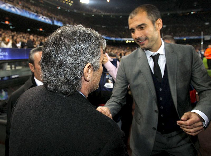 El entrenador del FC Barcelona, Pep Guardiola, saluda al entrenador portugués del Inter de Milán, José Mourinho, antes de comenzar el partido.