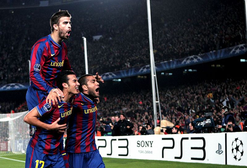 El delantero del FC Barcelona, Pedro Rodríguez, celebra junto a sus compañeros, Dani Alves y Gerard Piqué, su gol, segundo de su equipo.