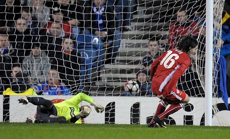 El jugador del Stuttgart Sebastian Rudy (d) marca un gol contra el Glasgow Rangers