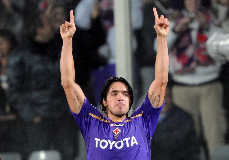 El futbolista peruano Juan Manuel Vargas de la Fiorentina celebra tras marcar un gol de penalty al Olympique de Lyon