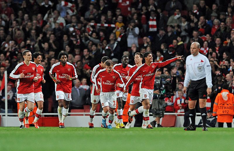 Denilson celebra con sus compañeros el segundo gol del Arsenal.