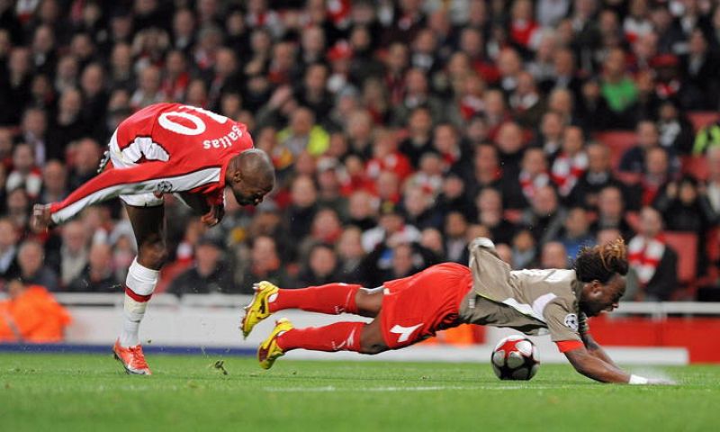 Reginal Goreux (d) del Standard Leige choca contra William Gallas (i) del Arsenal