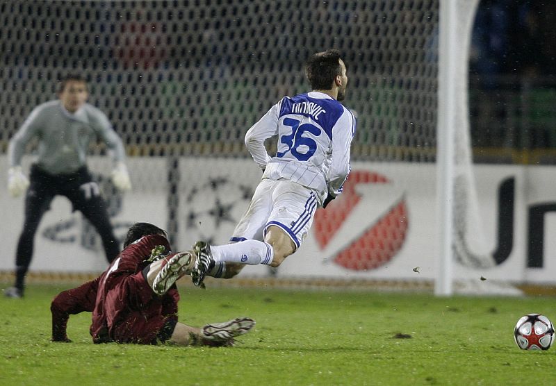 César Navas, del Rubin Kazan, pugna un balón con Milos Ninkovic, del Dinamo de Kiev.