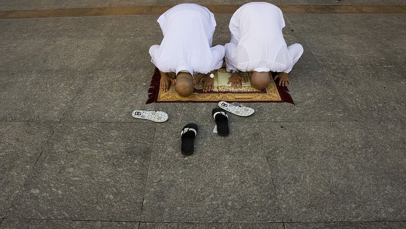 En la primera jornada, los fieles se han encaminado al valle de Mina, cercano a La Meca, donde se irán agrupando hasta esta medianoche para entregarse a la oración y la meditación. the start of this year's haj pilgrimage