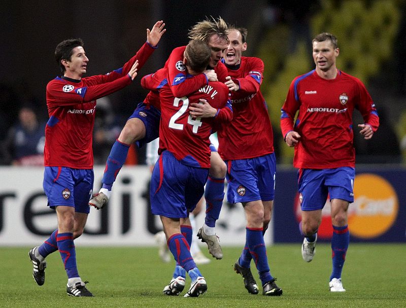 Milos Krasic (c), celebra con sus compañeros de equipo tras anotar un gol contra el VfL Wolfsburgo