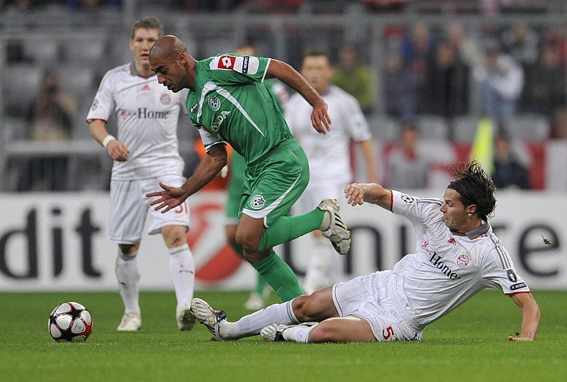 El defensa belga del FC Bayern de Múnich, Daniel van Buyten (d), lucha por el balón con Yaniv Katan