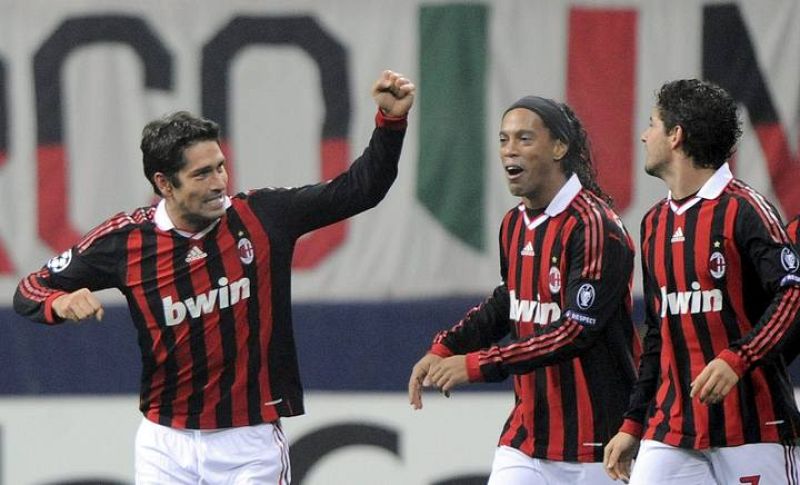 Marco Borriello (i) es felicitado por sus compañeros brasileños Ronaldhino (c) y Pato 