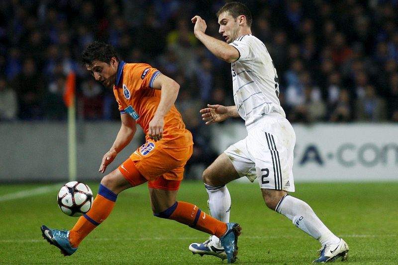 Cristian Rodriguez (i) del FC Porto lucha por el balón con Branislav Ivanovic (d) del Chelsea